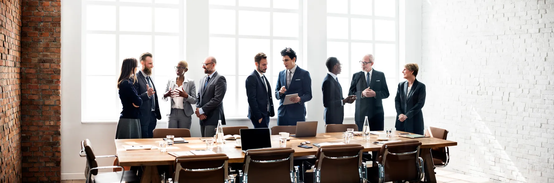 varios ejecutivos reunidos para revisar posibles negocios
