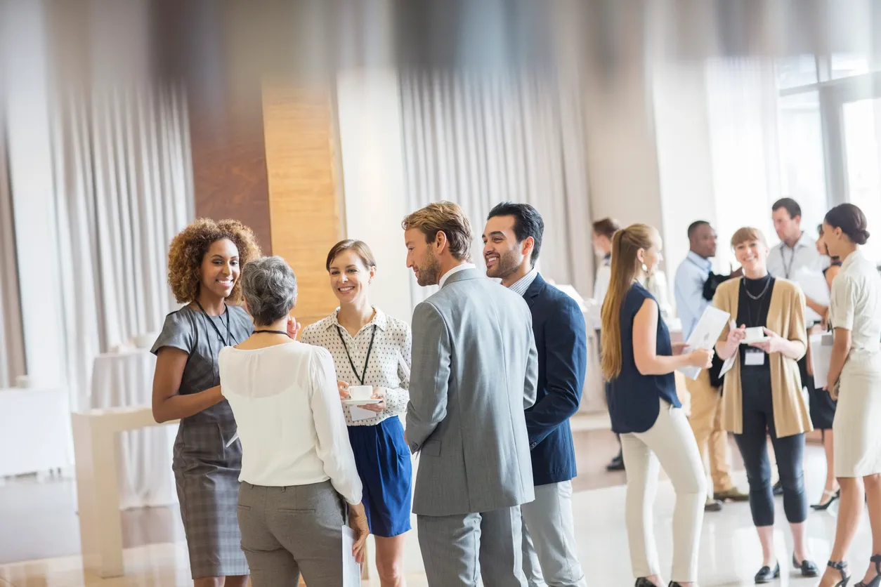 Networking de empresarios en gran salón