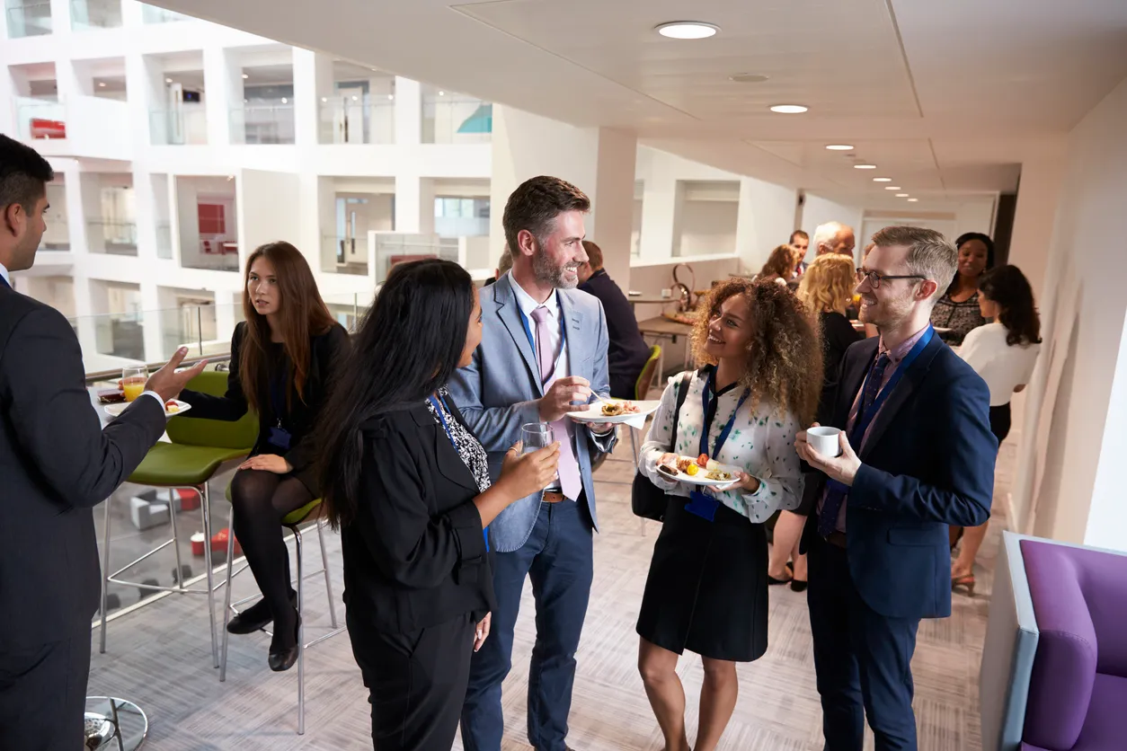 Grupo de jóvenes empresarios reunidos en salon 