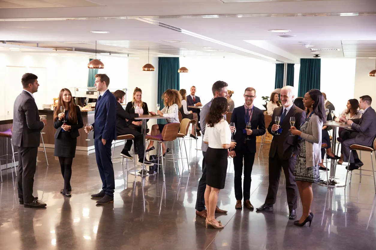 Gran salón que permite la reunión de empresarios para intercambiar y cerrar negocios