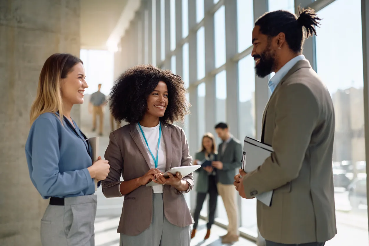 Ejecutivos de varias empresas reunidos en evento de networking