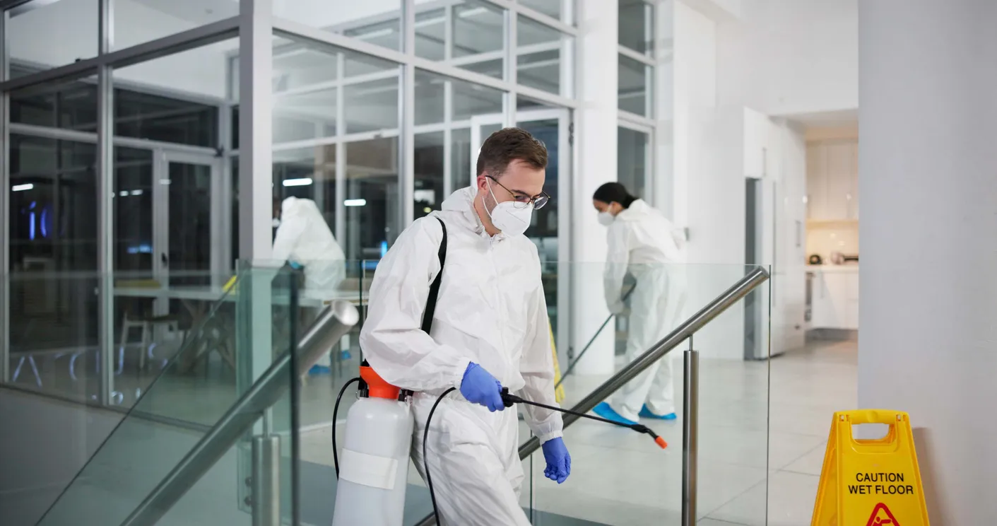 Hombre, limpiador y fumigador para la higiene, fresco y desinfectante para la protección y mantenimiento de virus. 
