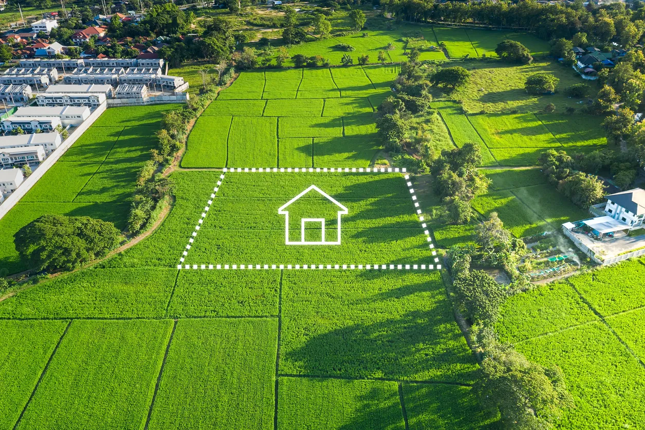 Terreno o paisaje de campo verde en vista aérea e icono de casa o casa.