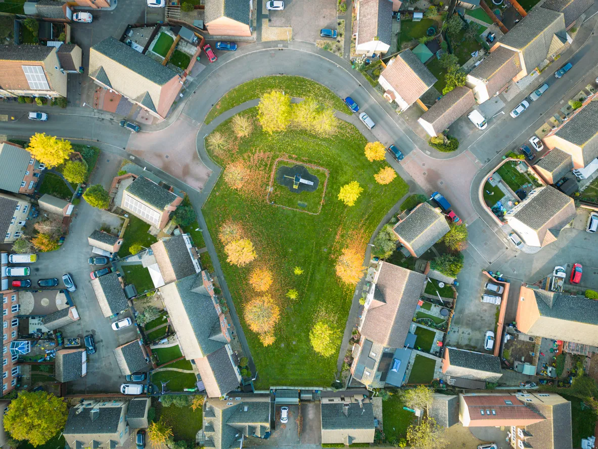 Vista cenital de un dron de un espacio verde visto a finales de otoño en el Reino Unido. 