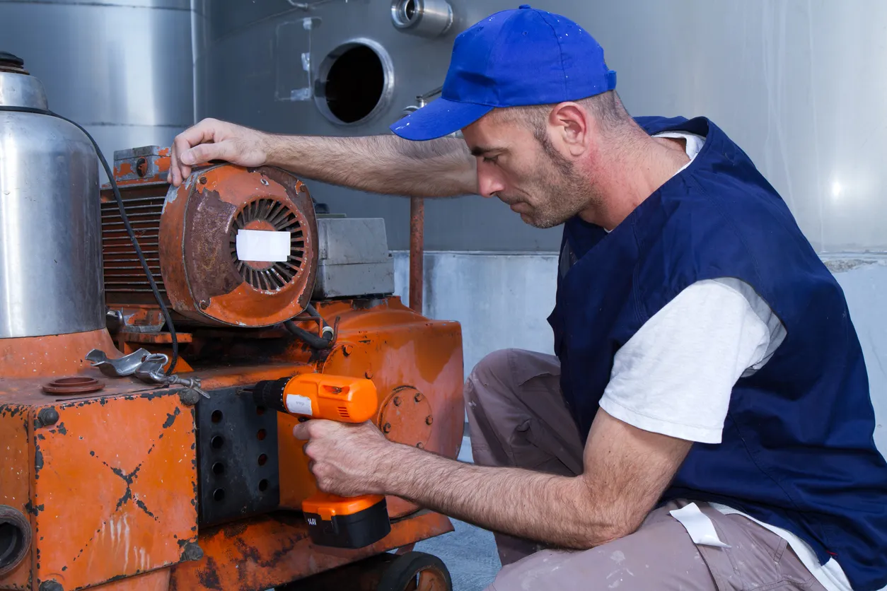 Técnico realizando mantenimiento a máquina