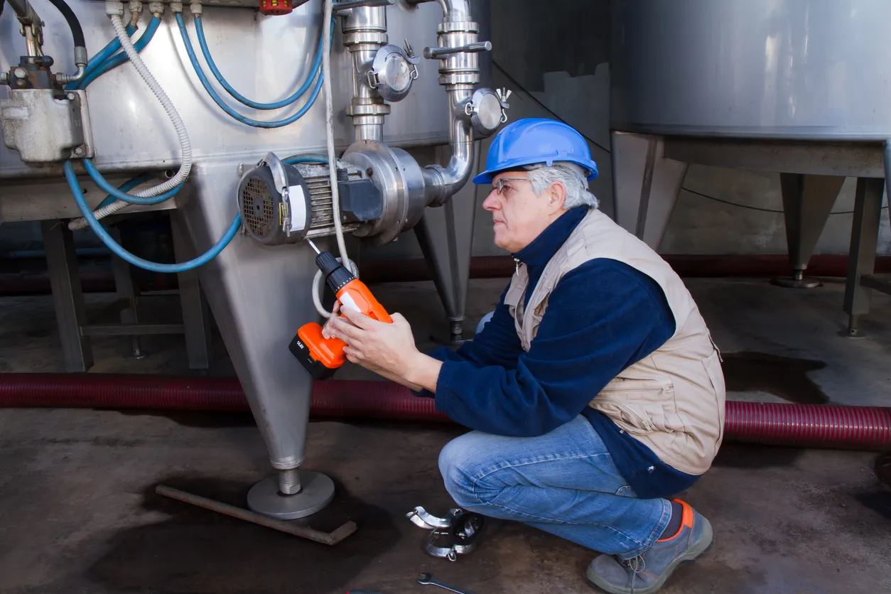 Técnico realizando una reparación en fábrica