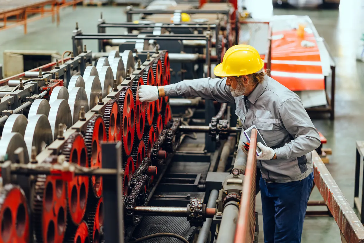 Ingeniero senior profesional trabajando, trabajador técnico experto que verifica la máquina en la fábrica de la planta.