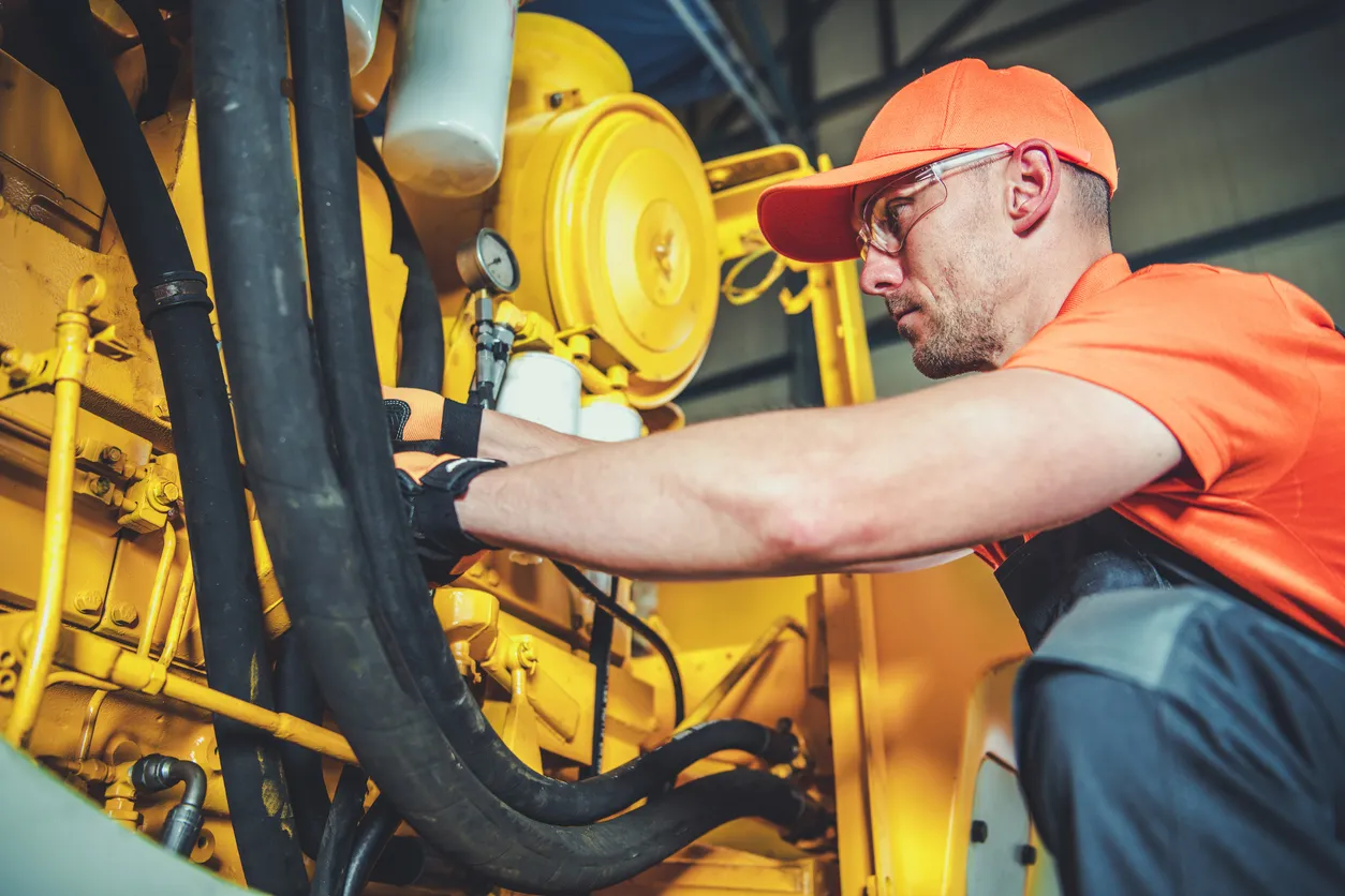 Mecánico de equipos pesados industriales en el trabajo -
