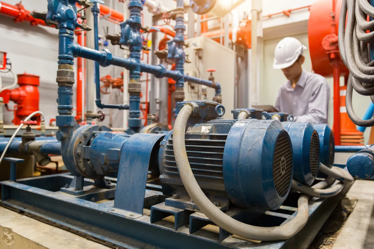 Ingeniero asiático de mantenimiento verificando los datos técnicos del equipo del sistema: bomba de agua del condensador 