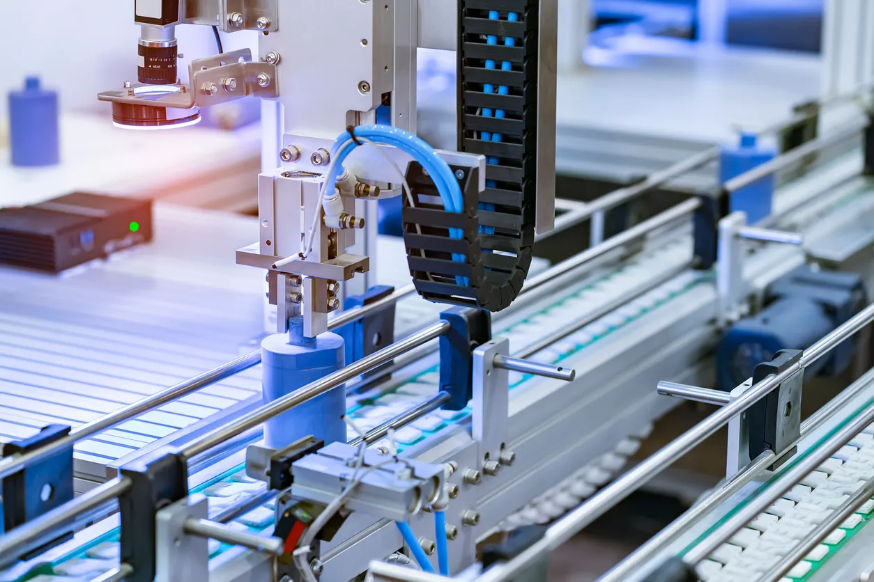 Robot industrial automatizado en funcionamiento, Industria 4.0 y tecnología.