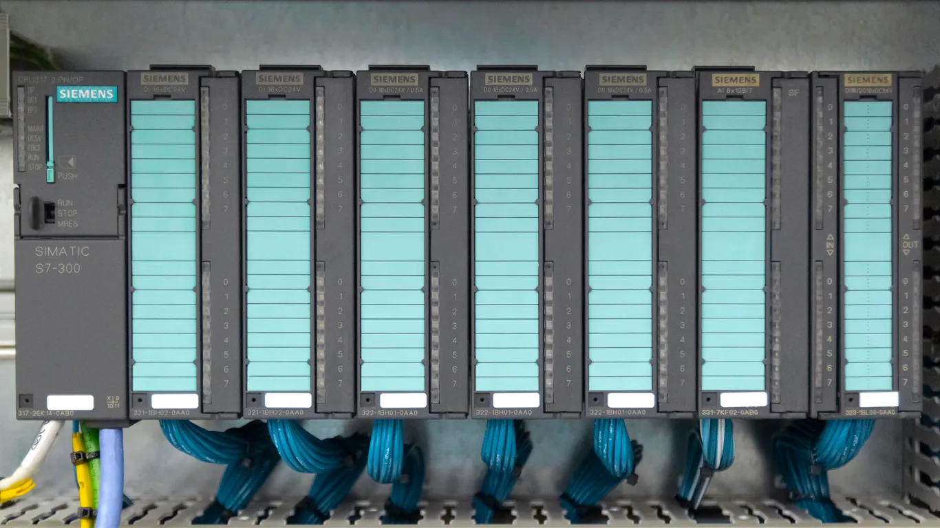 El PLC Siemens, controlador lógico programable para dispositivos de control.