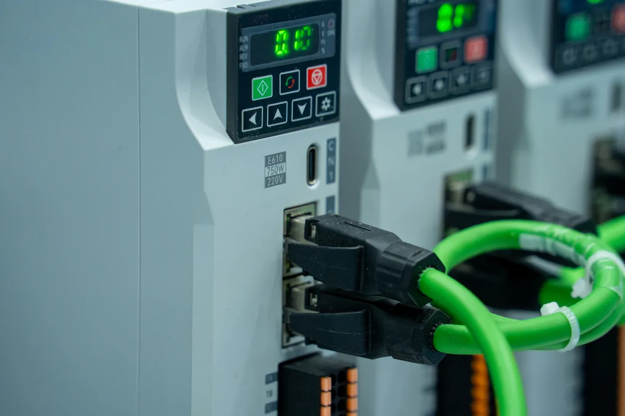 Módulos de control industriales con cables de red verde en la fábrica 