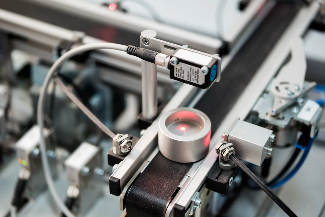 Primer plano de un producto en la línea de montaje de una fábrica inteligente, equipada con sensores y equipos neumáticos.