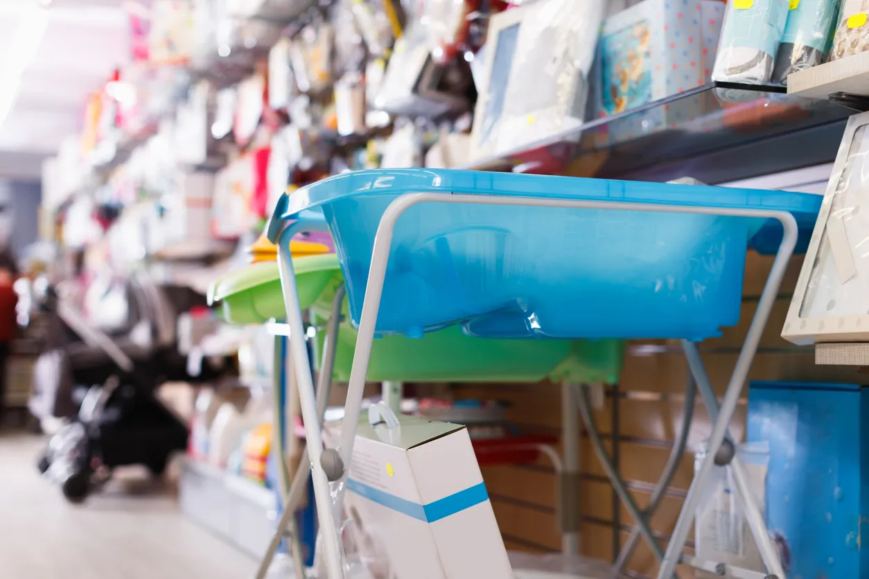 Imagen de estanterías con artículos para bebés en la sección de embarazadas de la tienda.