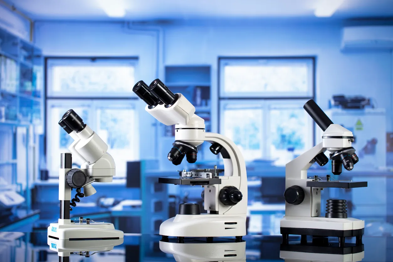 varios microscopios en laboratorio clinico