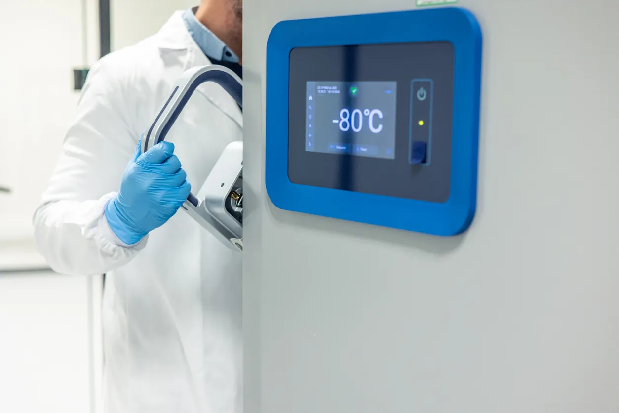 Científico abriendo un congelador de temperatura ultrabaja en un laboratorio
