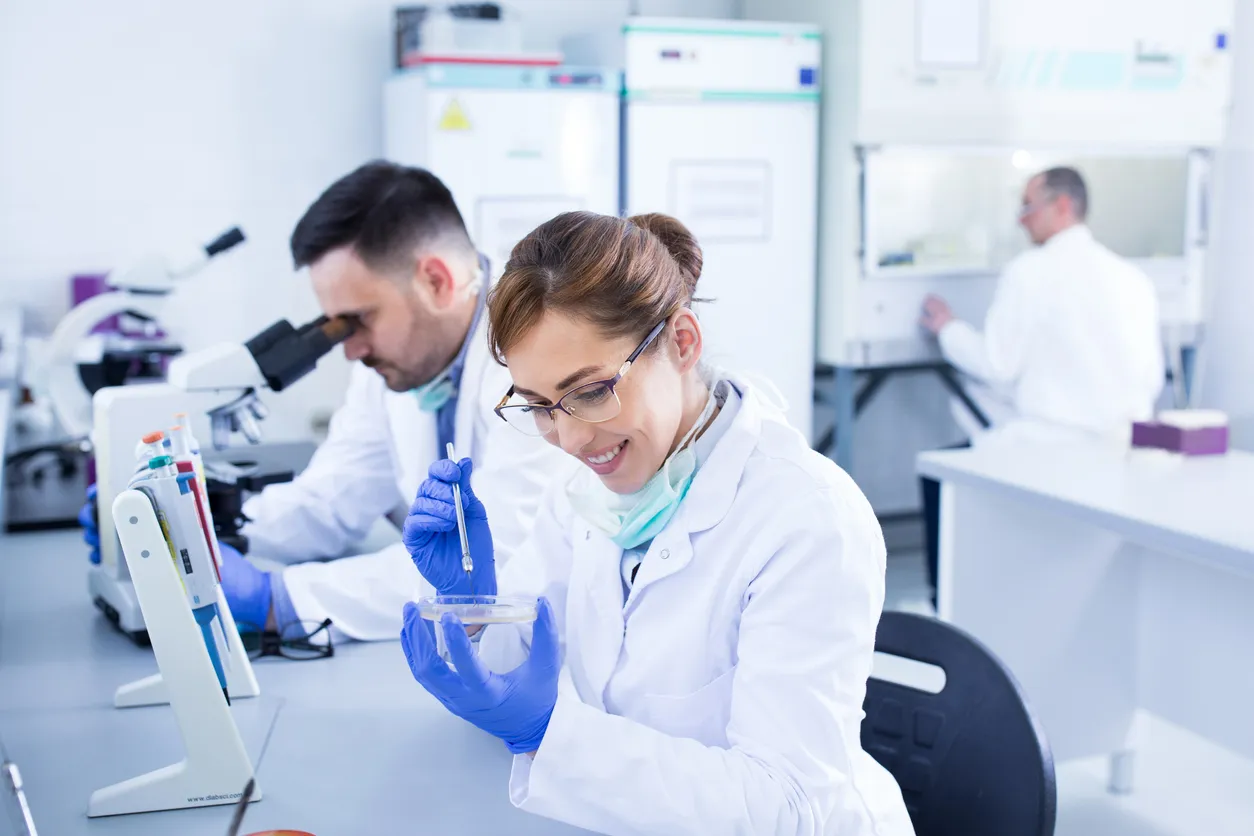 Analista trabajando con muestras en un laboratorio