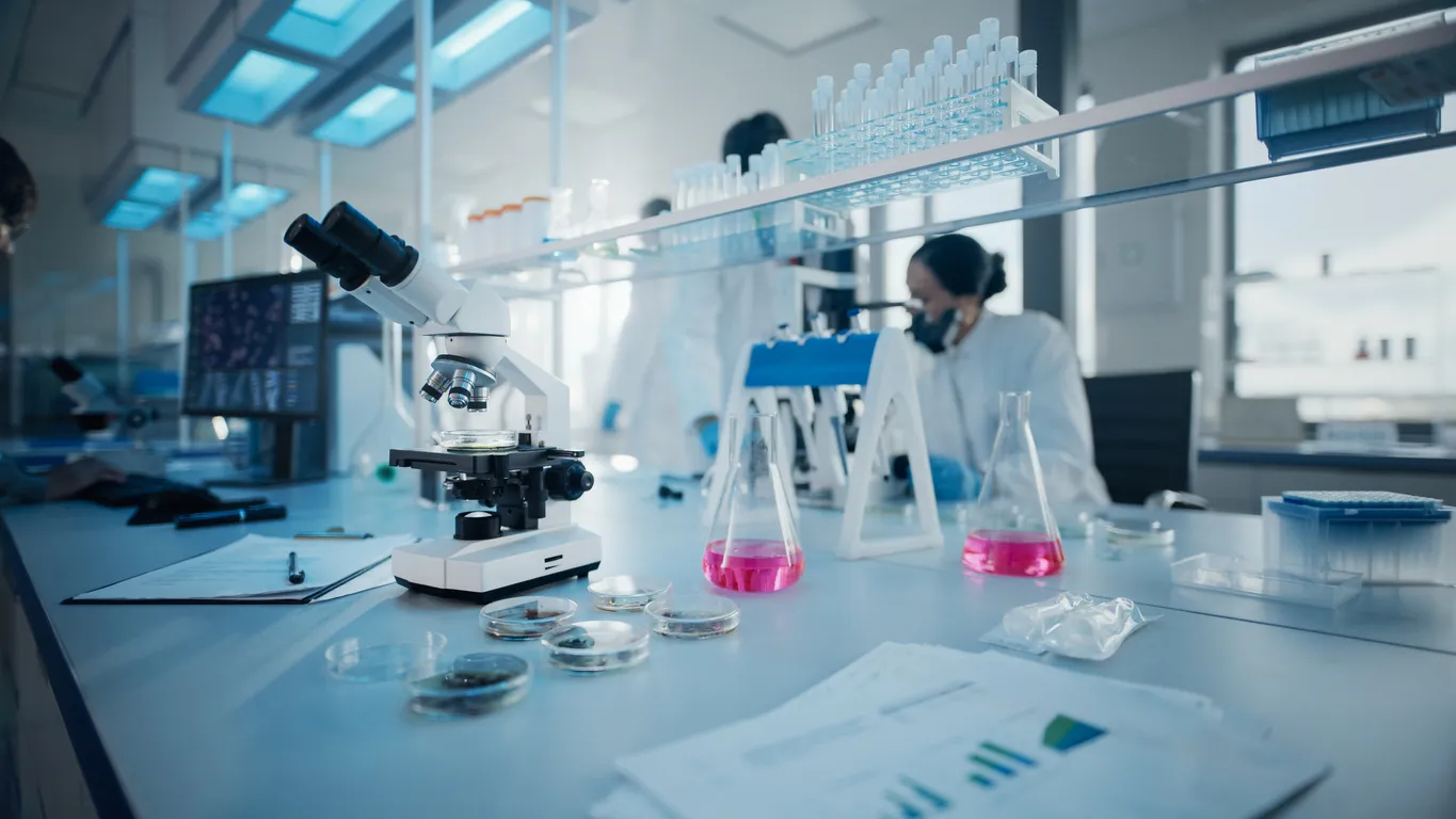 Laboratorio de ciencias médicas con un equipo diverso y multiétnico de científicos que desarrollan fármacos