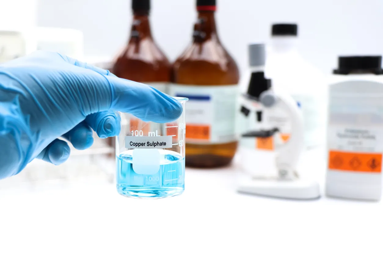 Botellas de reactivos en laboratorio clinico