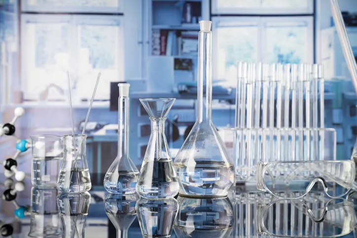 Una variedad de insumos que se utilizan en laboratorio clinico