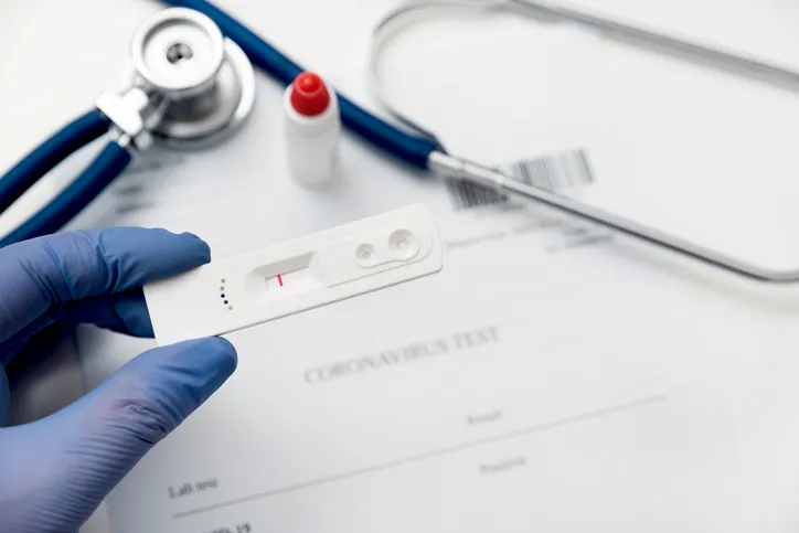 Prueba en casete para anticuerpos IgM/IgG contra la COVID-19