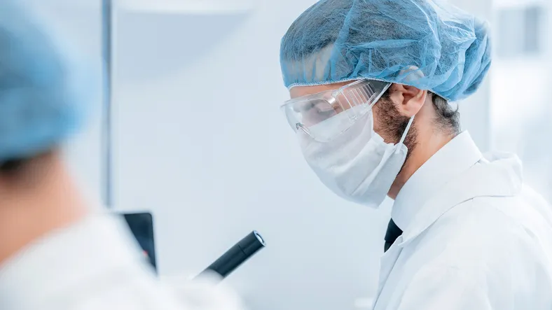 especialista con equipo de protección cofia y lentes