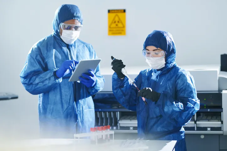 Especialistas con overoles en laboratorio clinico 