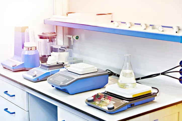 Equipos e instrumentos químicos modernos para laboratorio