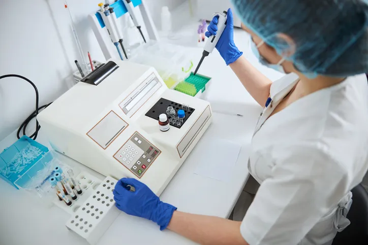 Químico clinico en laboratorio realizando un análisis