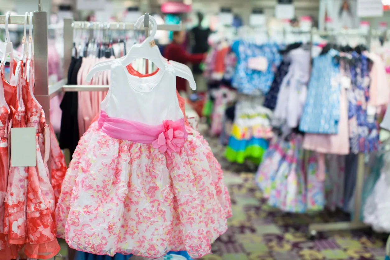 Tienda de ropa y accesorios para bebés niñas. Se muestran una diversidad de vestidos