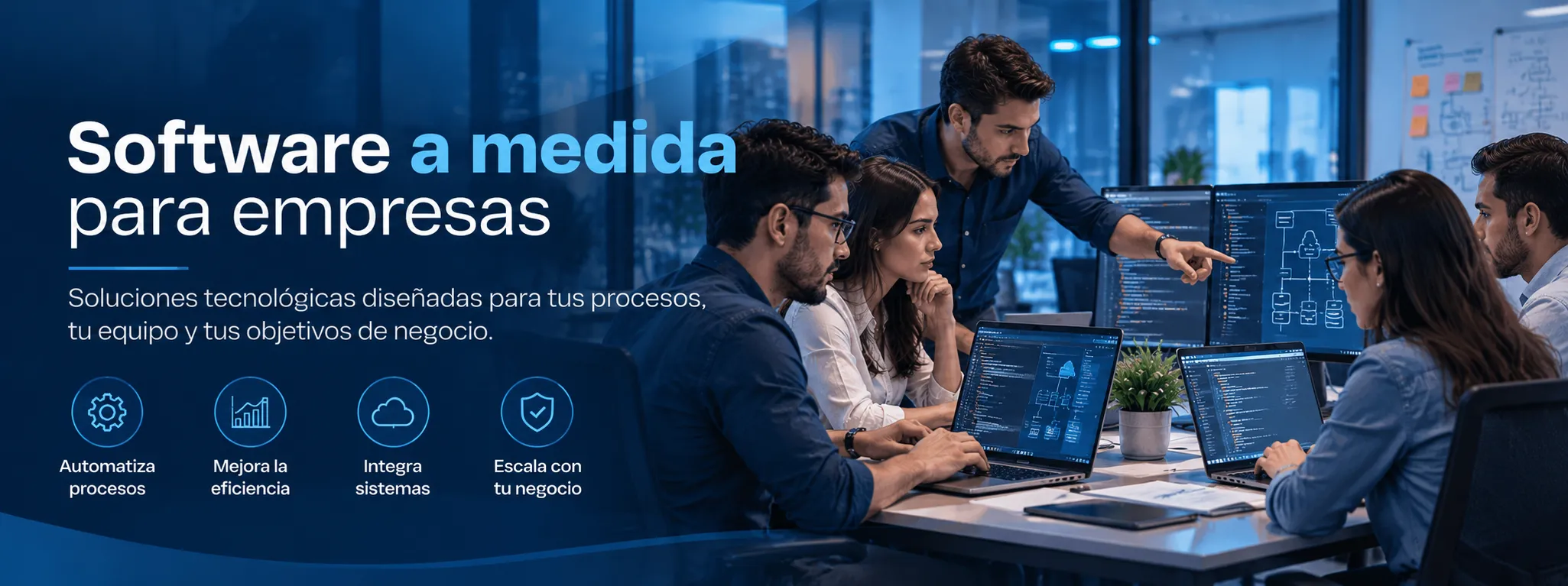 Grupo de personas de tecnología trabajando en un proyecto