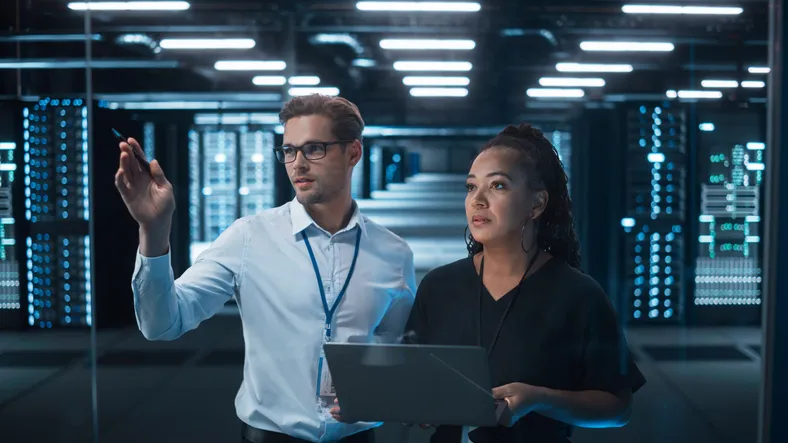 Especialista en comunicaciones y redes en un data center