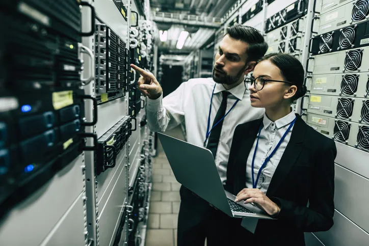 jovenes ingeneros revisando un servidor en un data center