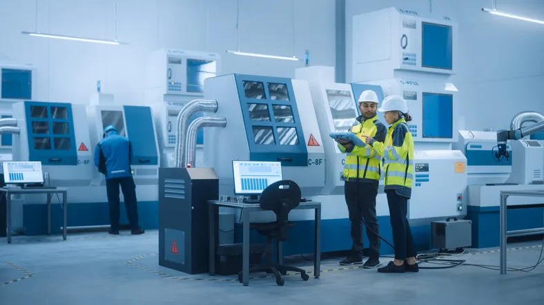 Ingenieros trabajando en una planta en maquinas CNC