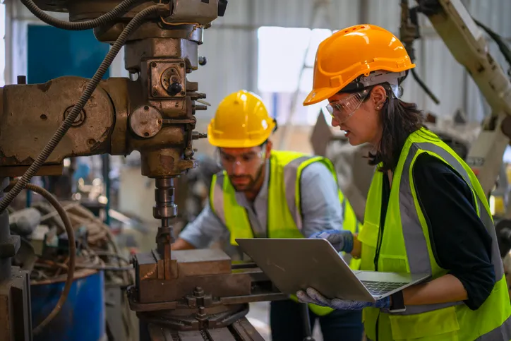 Ingenieros trqabajando en una fábrica en un proyecto 