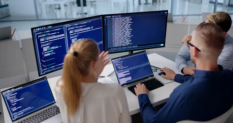 varios ingenieros de empresa de desarrollo de software trabajando en un proyecto