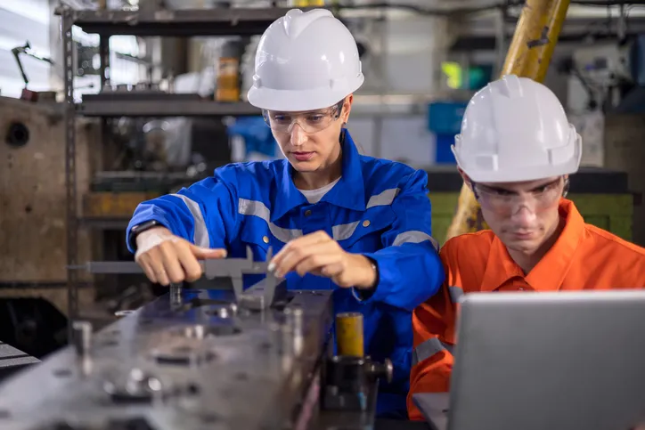 Ingenieros revisando la instalación de una maquina en fabrica