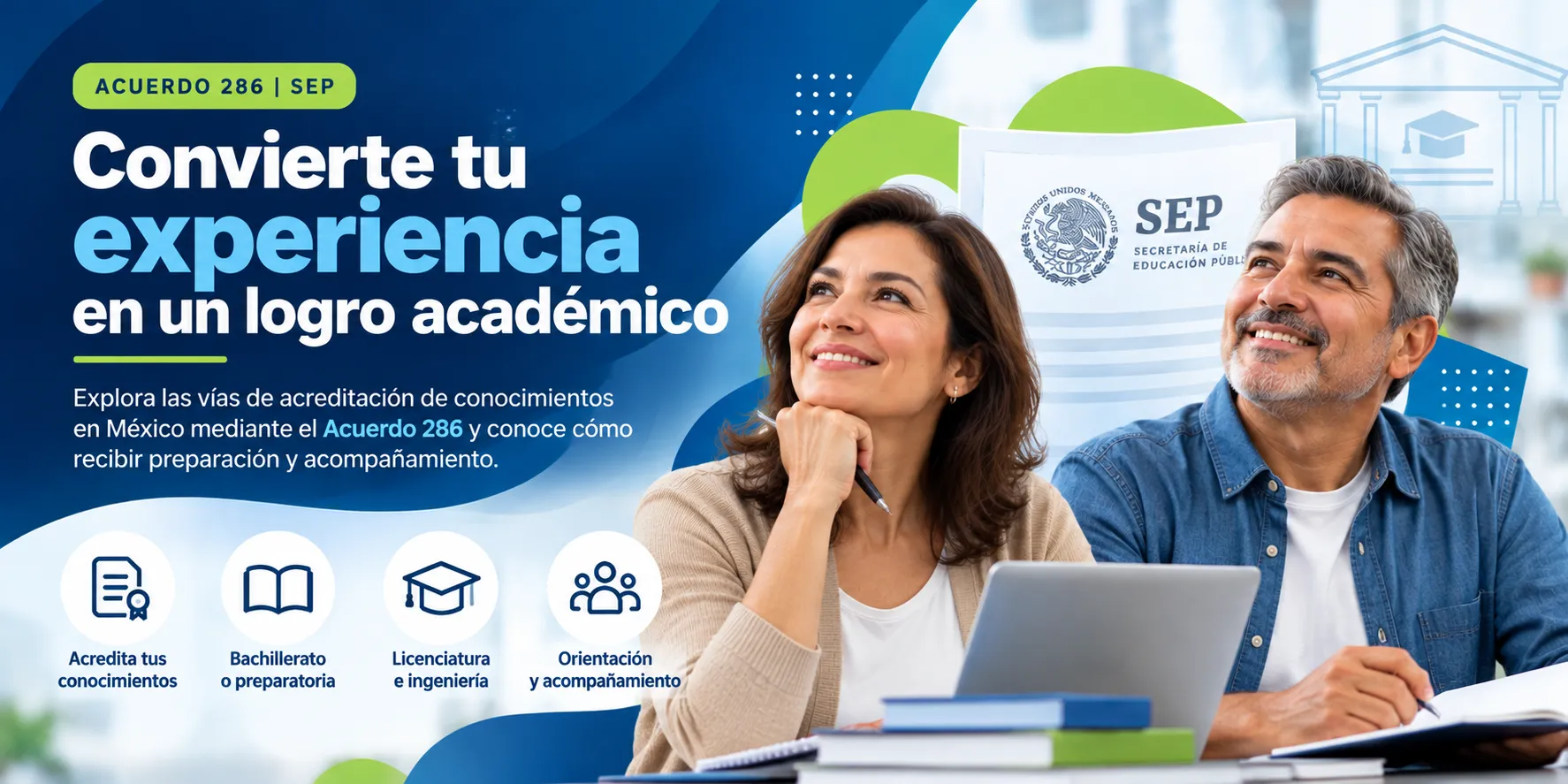 Dos personas maduras sentadas y sonrrientes y elementos de acreditación de estudios al fondo 