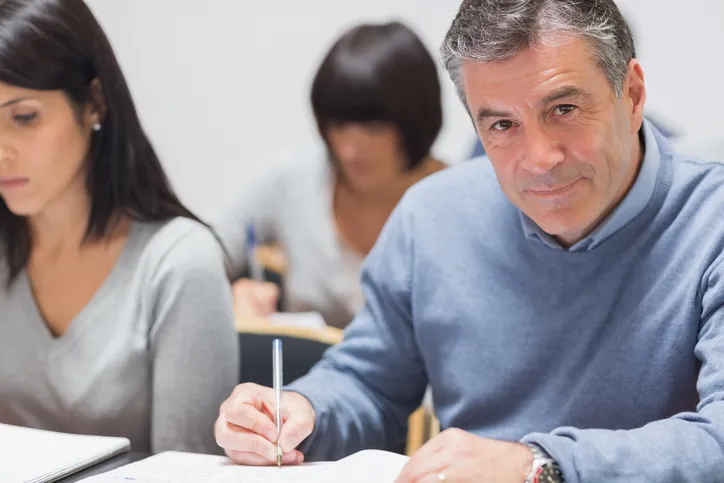 Hombre y mujer maduros estudiando en sala 