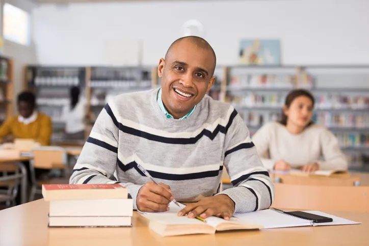 Adulto joven estudiando en salón de un centro de capacitación
