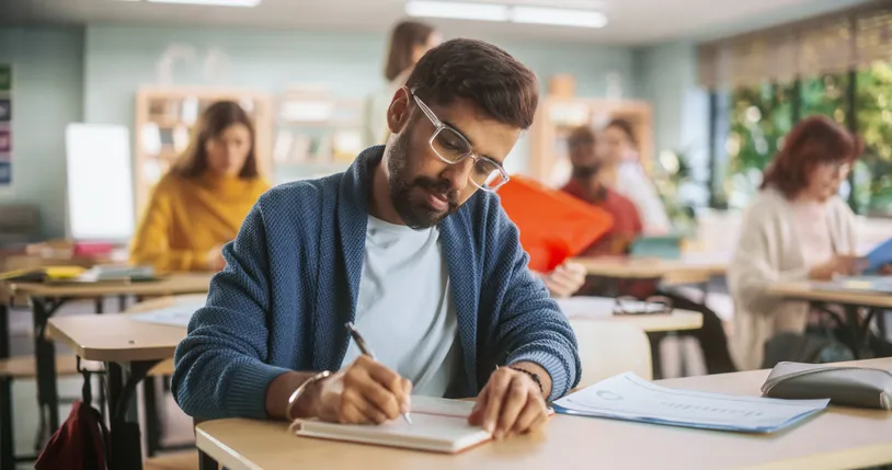 Jovenes adultos estudiando en salón de capacitación 