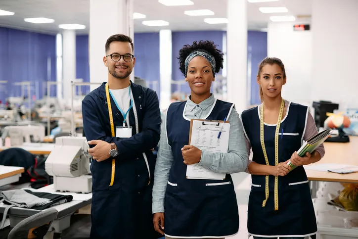 hombres y mujeres con uniformes de costura 