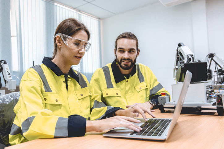 dos trabajadores con uniformes de trabajo de seguridad