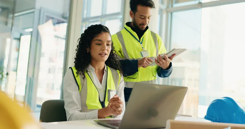 jovenes adultos con uniformes de trabajo estudiando 