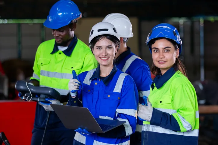 jovenes con diversos uniformes de trabajo