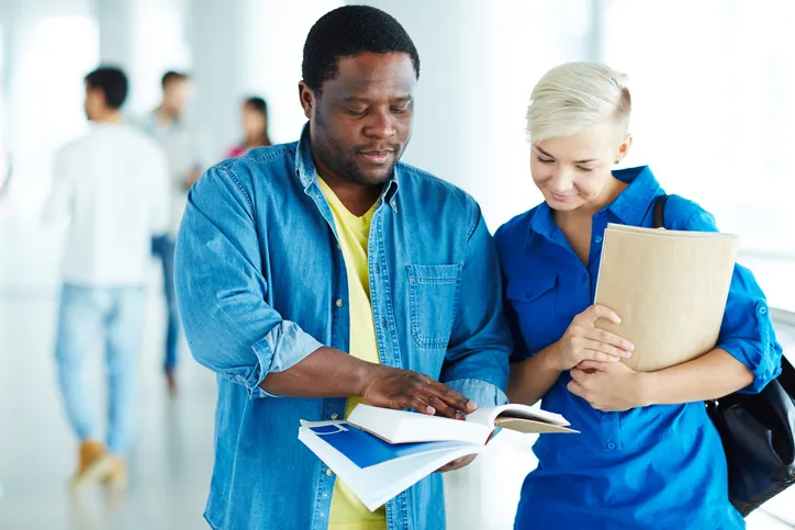 hombre y mujer revisando unos datos en documentación