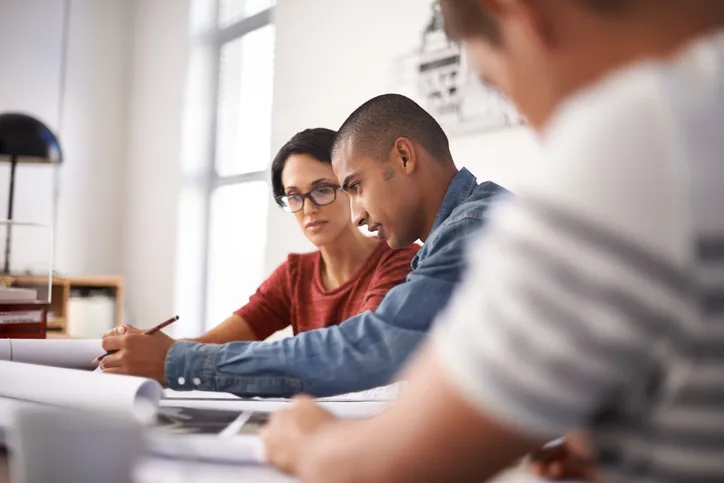 jovenes adultos estudiando para acreditar su examen de preparatoria