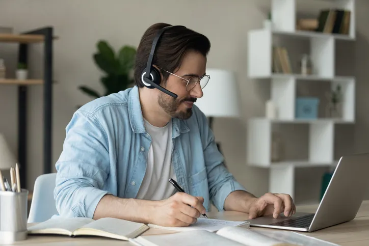 hombre adulto estudiando en linea