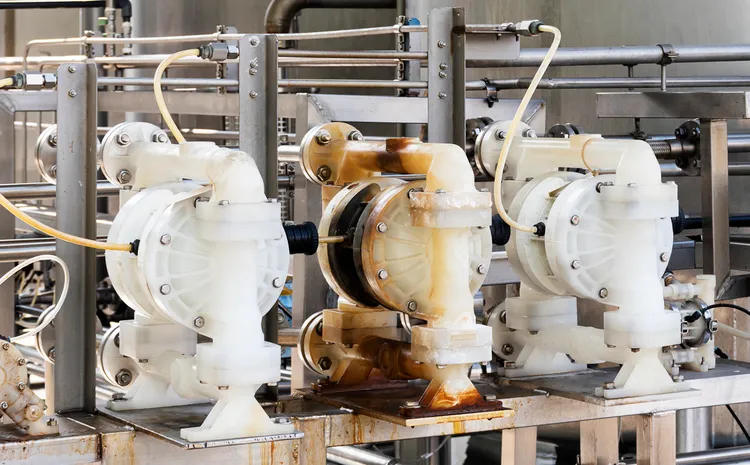 Motor de color blanco para el bombeo de agua destinada al proceso de producción.