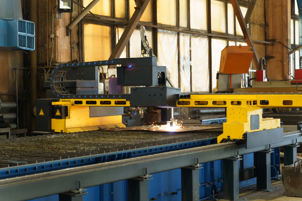 La maquinaria industrial moderna realiza cortes por láser en un taller en funcionamiento.